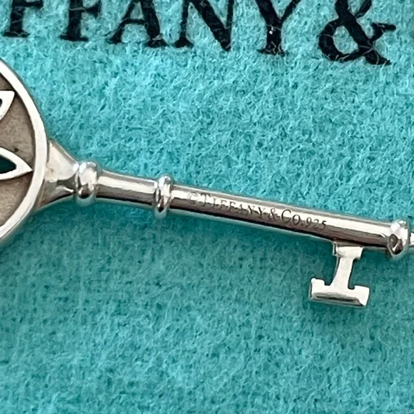 Tiffany & Co daisy key necklace - Picture 6 of 9